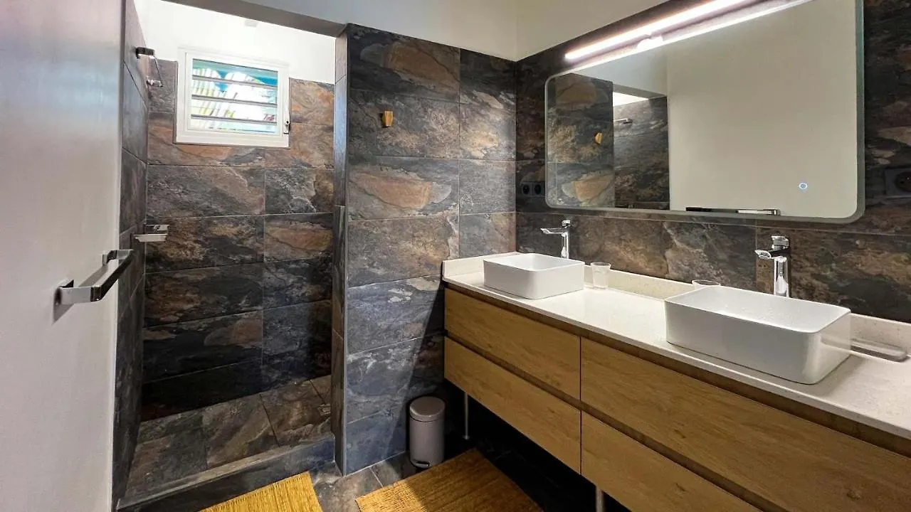 Villa Les Arbres Voyageurs Sur Les Hauts De Saint Francois  サン・フランソワ